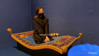淫水乱喷极骚御姐两个奶子露在外面，假屌猛插扣穴大量喷水，地上道具骑坐，喷泉一样喷射